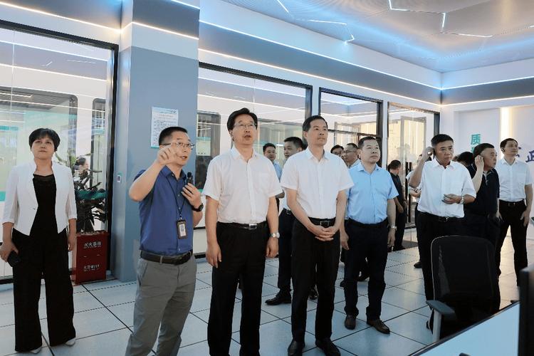 产品检测与试验中心,天正电气副总裁方初富向调研团介绍了未来工厂